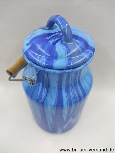 Mit Pouring Technik gestaltete, bemalte 2 Liter Milchkanne, Motiv: Blauer Fluss. Perspektive von oben